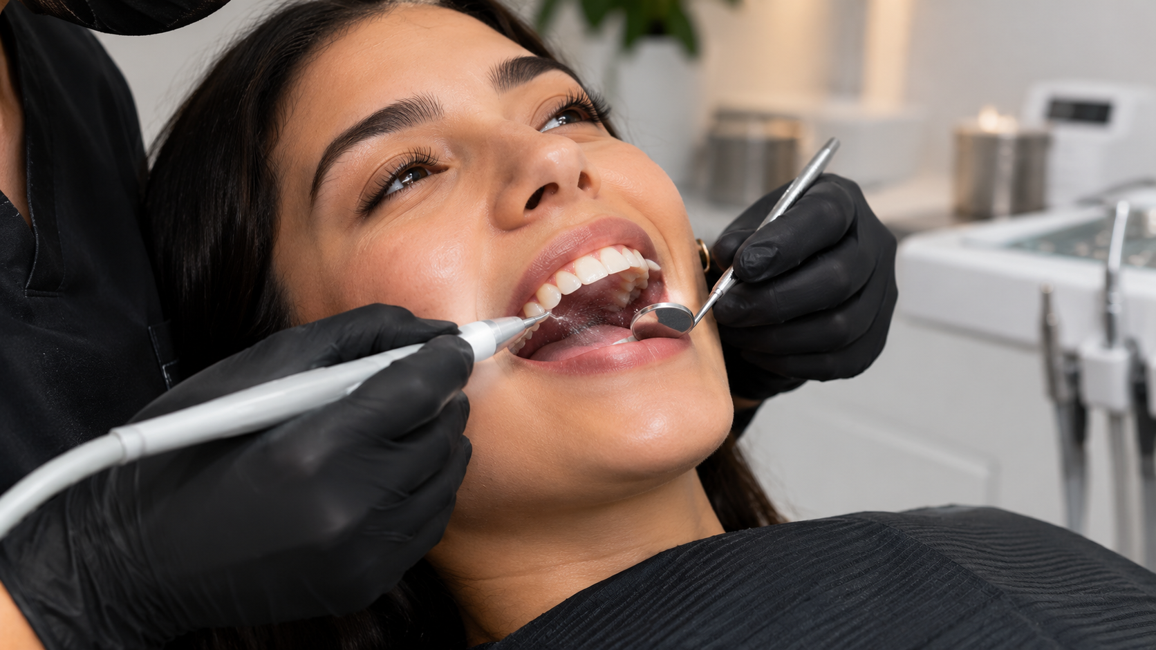 Cepillo de dientes, espejo dental y seda dental sobre lino beige (imagen ilustrativa)